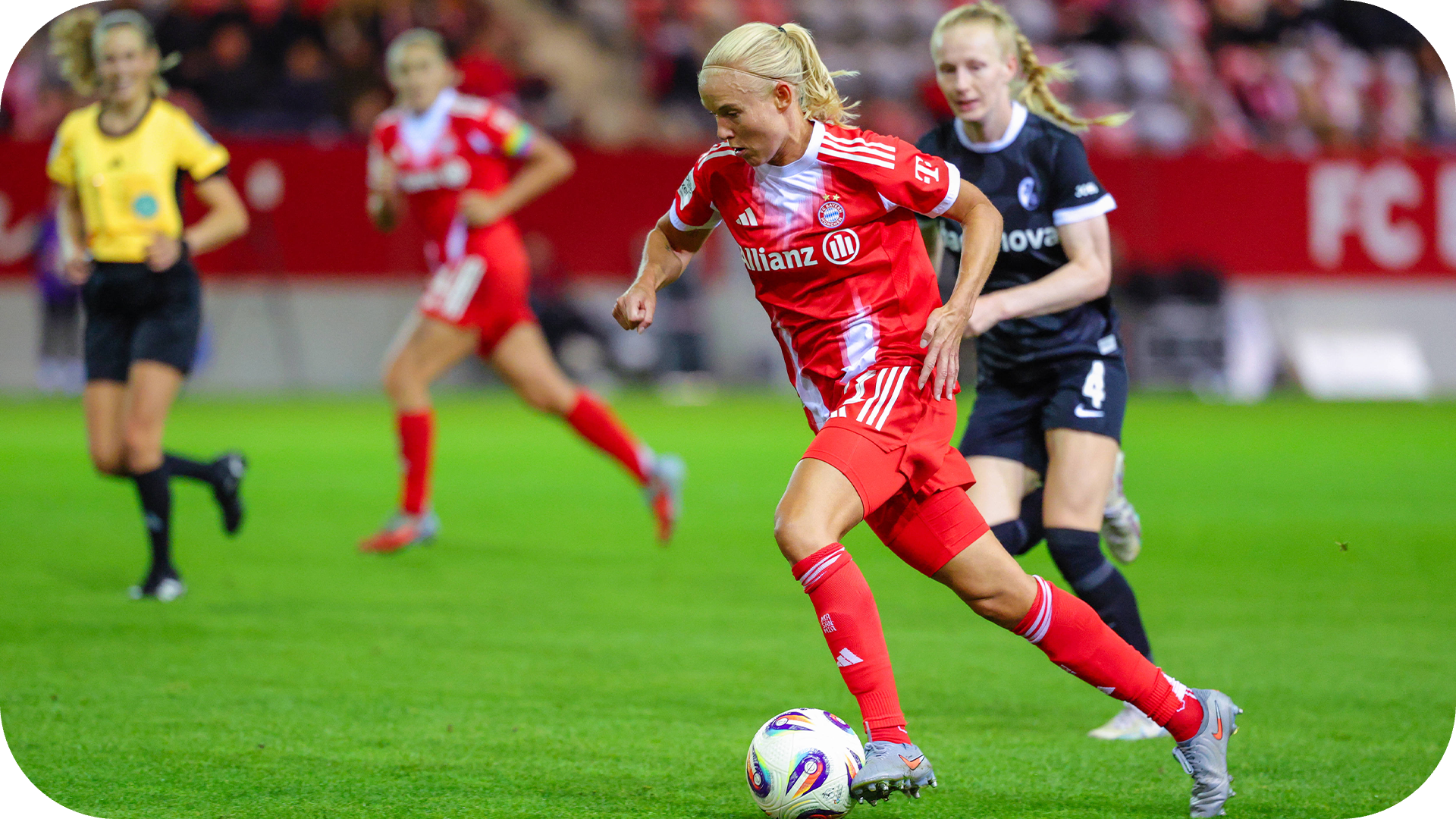 Spielerinnen des FC Bayern und SC Freiburg während einer Partie der Google Pixel Frauen-Bundesliga.